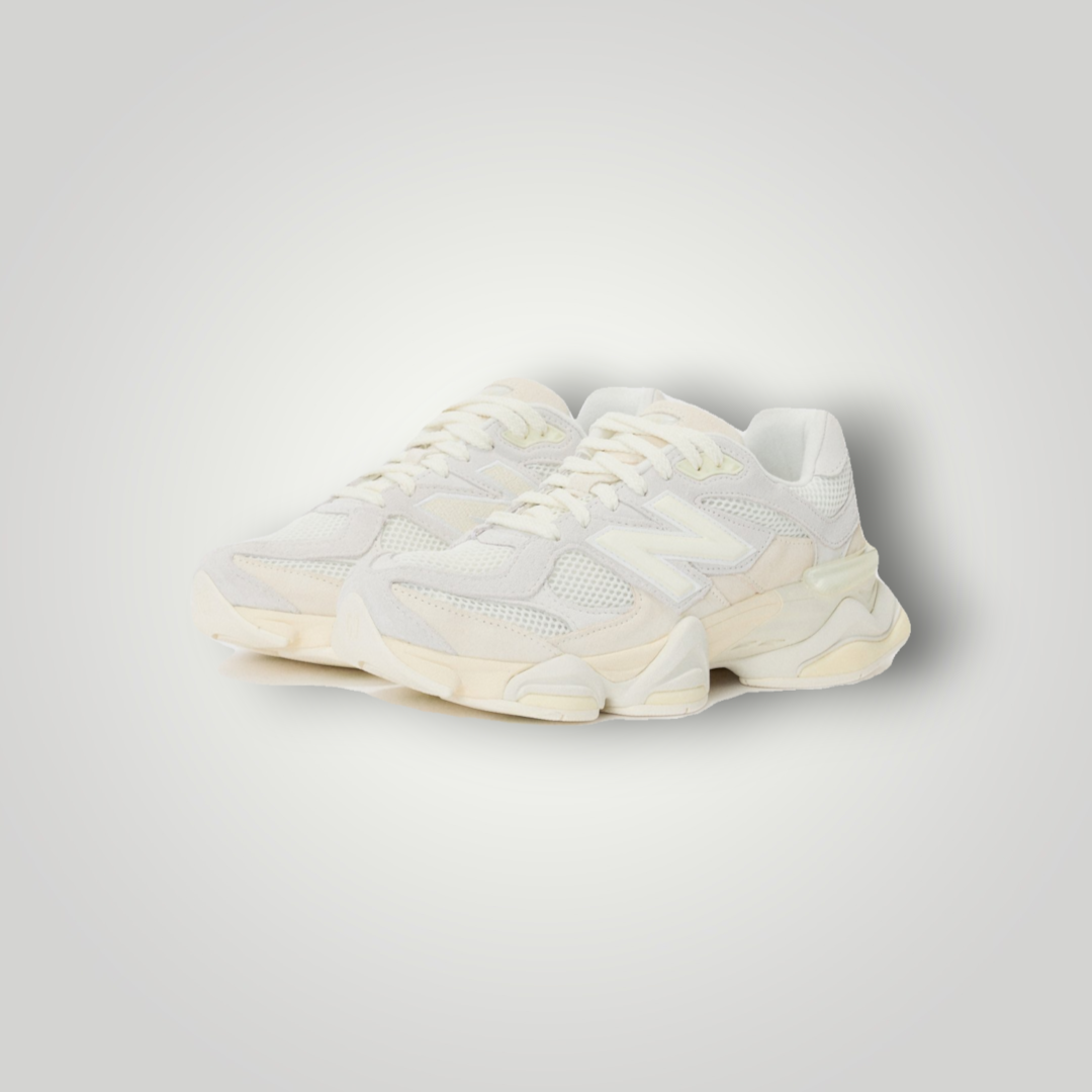 NDO Clothing New Balance Sneaker in Angora mit Mesh- und Ledereinsätzen, Schnürung und markanter Plateau-Sohle.