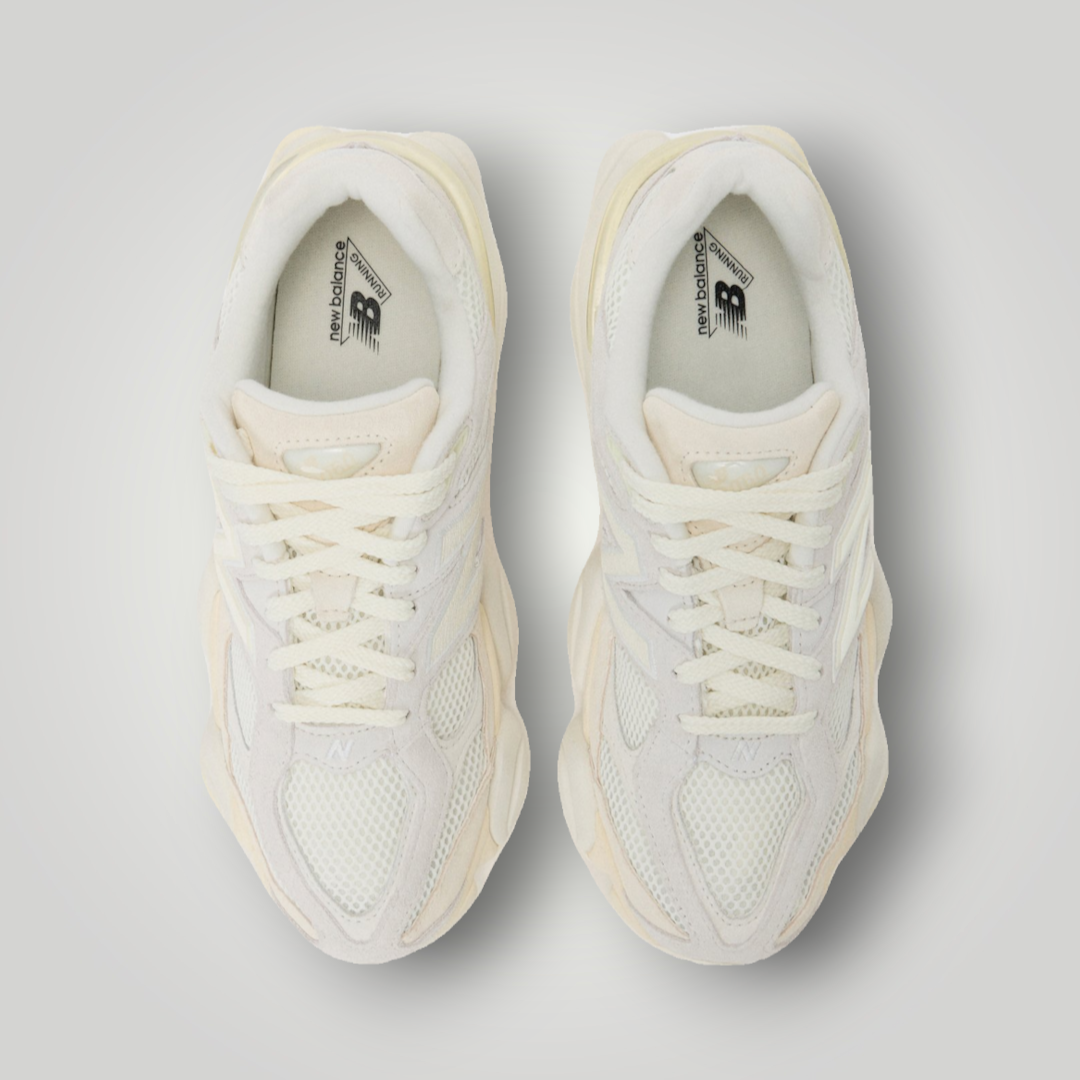 NDO Clothing New Balance Sneaker in Angora-Beige aus Leder und Mesh mit Schnürung und Plateau-Sohle in der Draufsicht