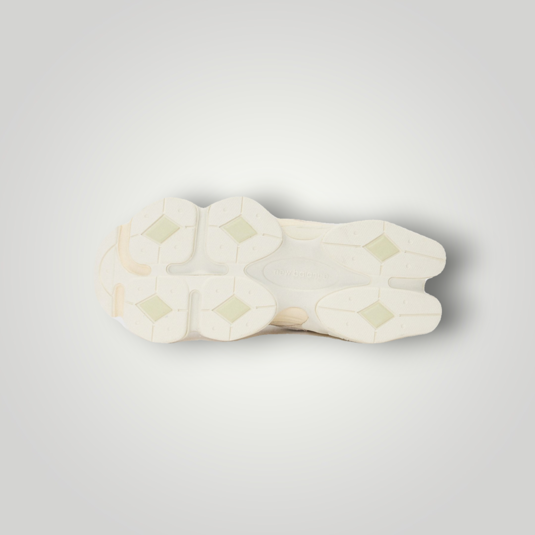 NDO Clothing New Balance Sneaker in Angora mit strukturierter, rutschfester Kunststoff-Laufsohle in der Unteransicht.