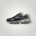 NDO Clothing New Balance U9060 Sneaker in Schwarz aus Leder und Textil mit markanter Sohle und Schnürung