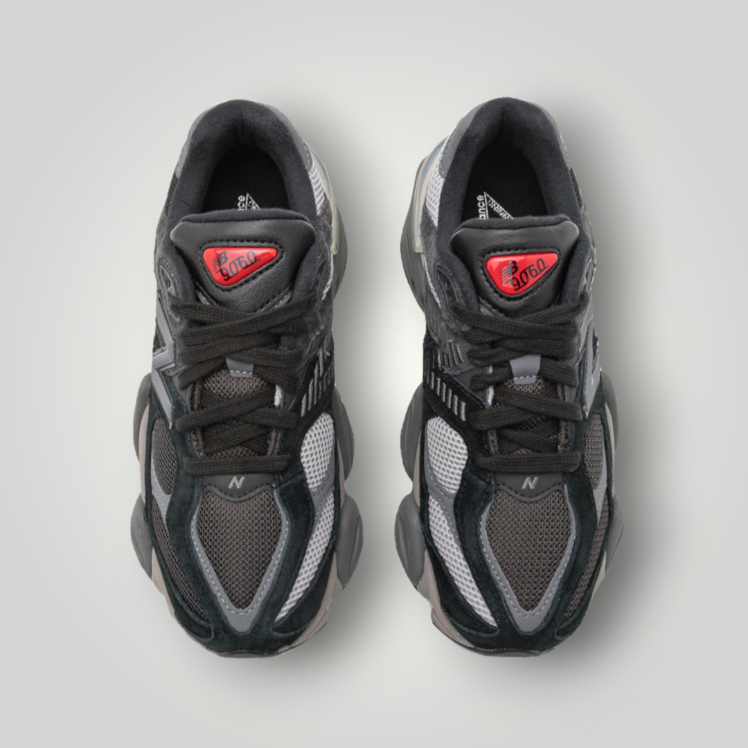 NDO Clothing New Balance U9060 Sneaker in Schwarz aus Leder und Textil mit markantem Design und rotem Logo-Detail
