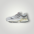 NDO Clothing New Balance U9060 Sneaker in Grau aus Leder und Textil mit markanter Sohle in Seitenansicht