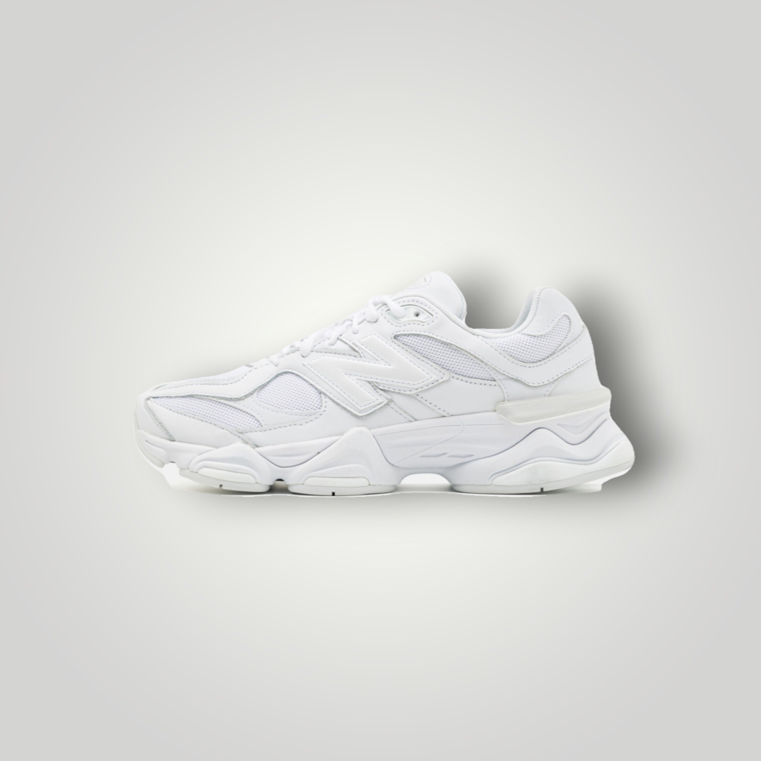 NDO Clothing New Balance 9060 Unisex Sneaker in Weiß aus Leder und Mesh mit markanter Chunky-Sohle in Seitenansicht