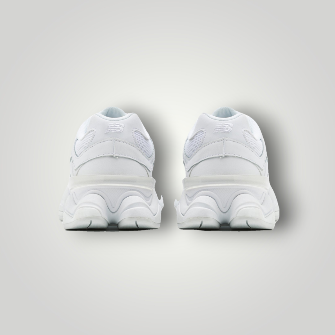 NDO Clothing New Balance 9060 Sneaker in Weiß aus Leder und Mesh mit markanter Chunky-Sohle, Rückansicht