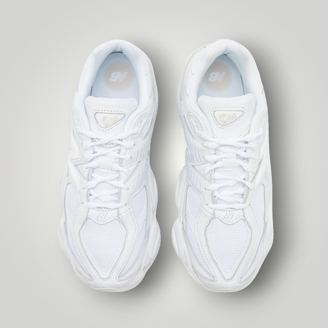 NDO Clothing New Balance 9060 Sneaker in Weiß aus Leder und Mesh mit Schnürung in der Draufsicht