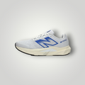 NDO Clothing New Balance FuelCell Propel v5 Laufschuh in Weiß mit blauem Logo und dämpfender FuelCell-Sohle