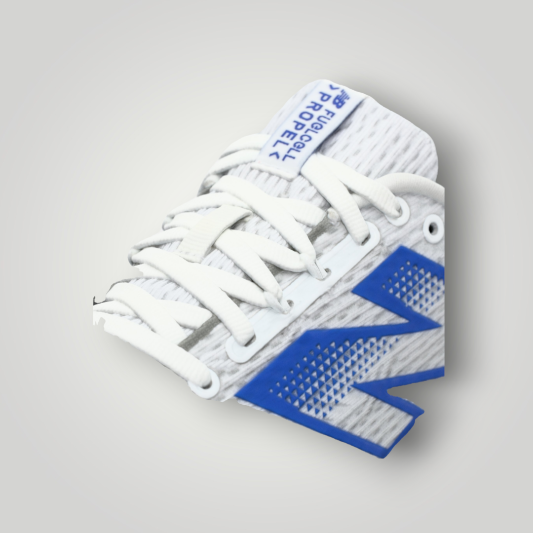 NDO Clothing New Balance FuelCell Propel v5 Laufschuh in Weiß mit blauem Logo und atmungsaktivem Mesh-Obermaterial