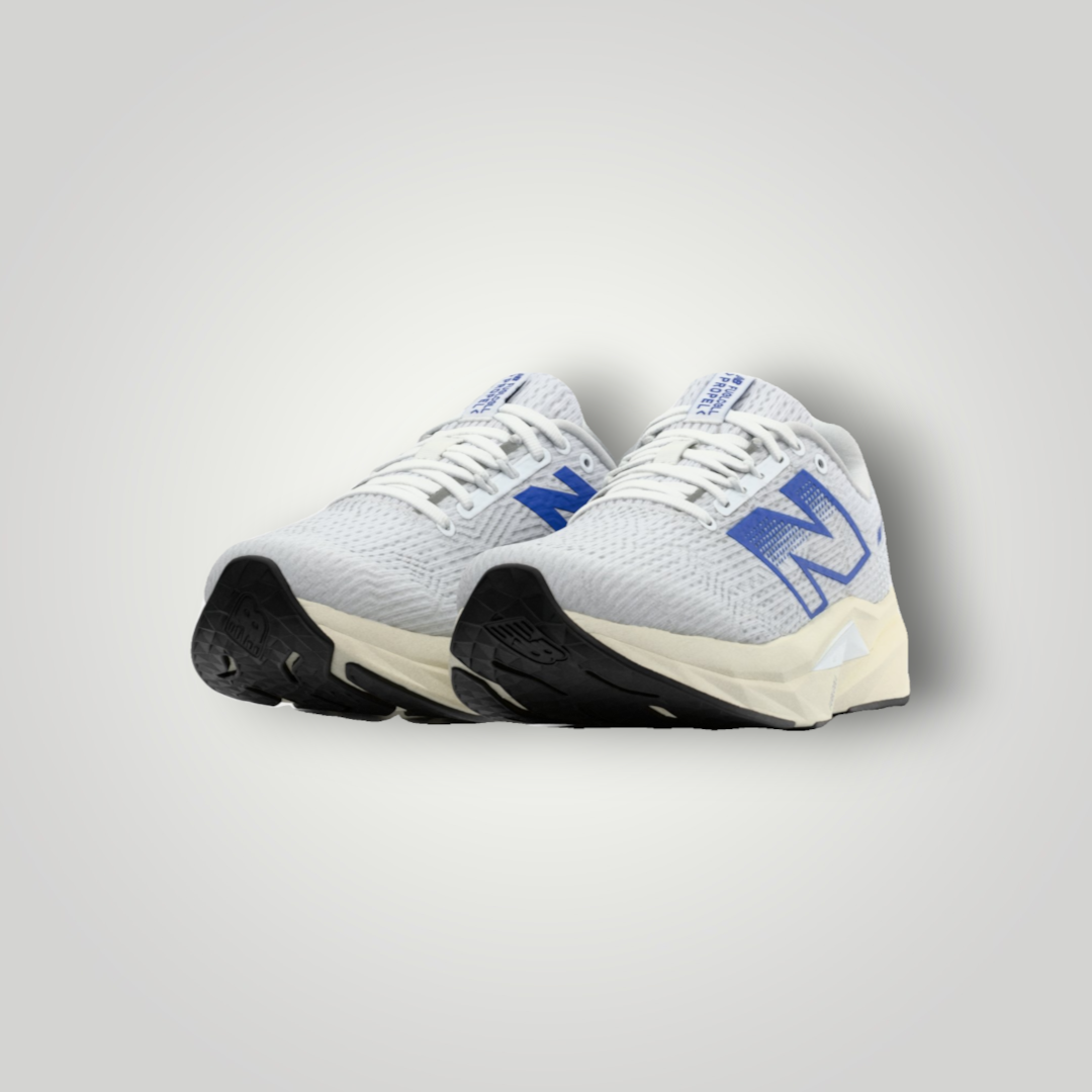 NDO Clothing New Balance FuelCell Propel v5 Laufschuh in Weiß mit blauem Logo, Mesh-Obermaterial und schwarzer Sohle.