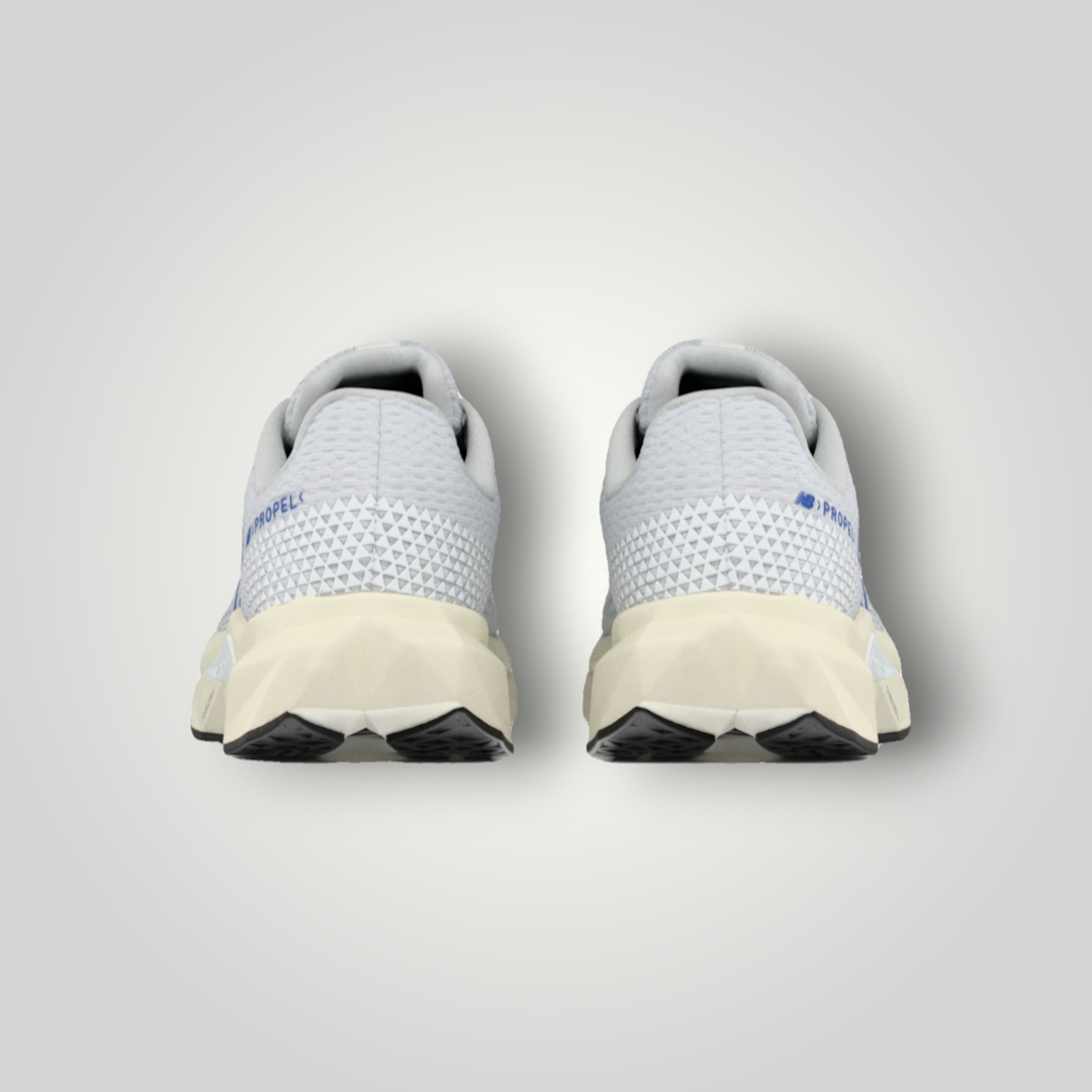 NDO Clothing New Balance FuelCell Propel v5 Laufschuhe in Weiß mit Mesh-Obermaterial und verstärkter Ferse