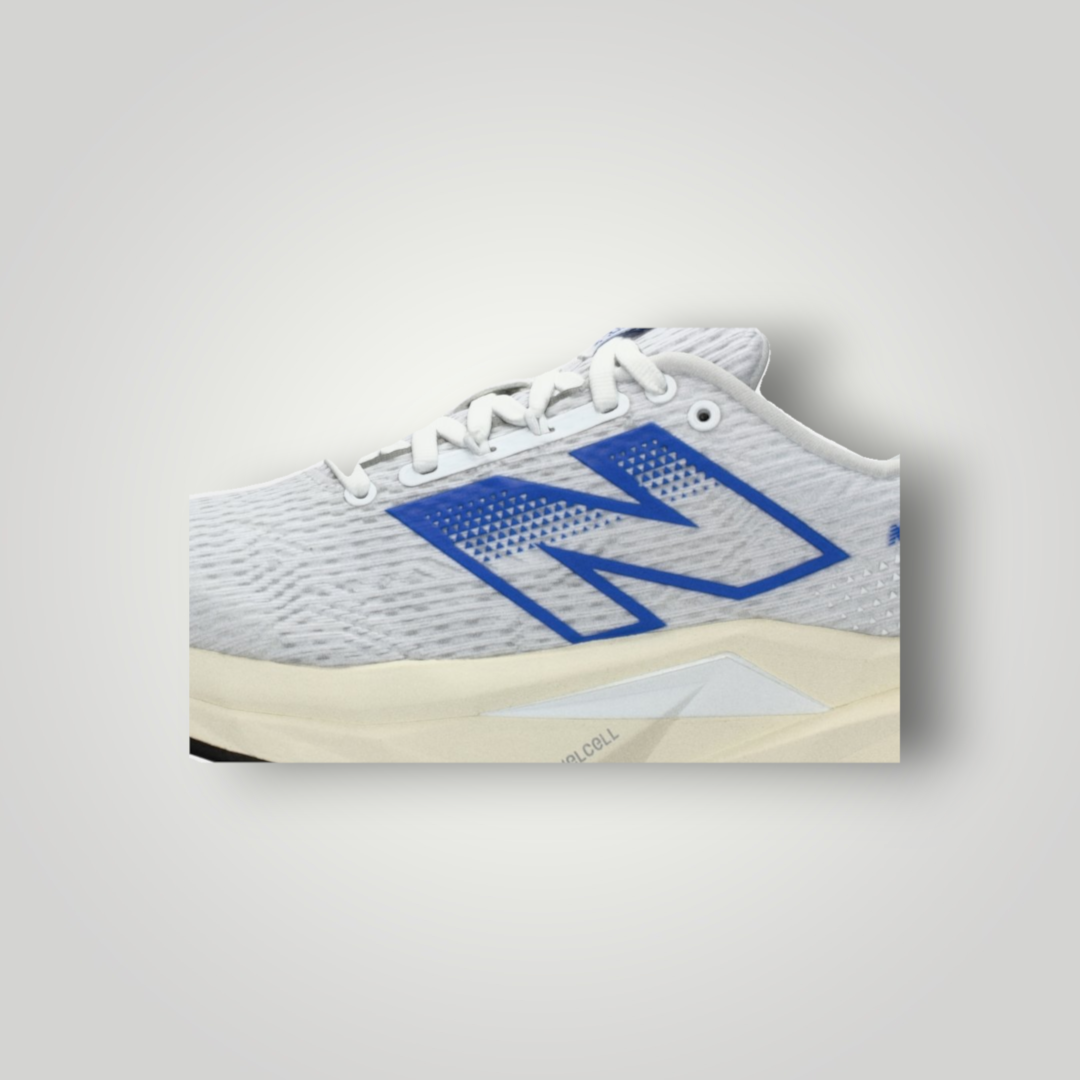 NDO Clothing New Balance FuelCell Propel V5 Laufschuh in Weiß mit blauem Logo und atmungsaktivem Mesh-Obermaterial