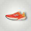 NDO Clothing New Balance FuelCell Rebel v5 Laufschuh in Tangerine Heat mit atmungsaktivem Mesh und FuelCell-Dämpfung