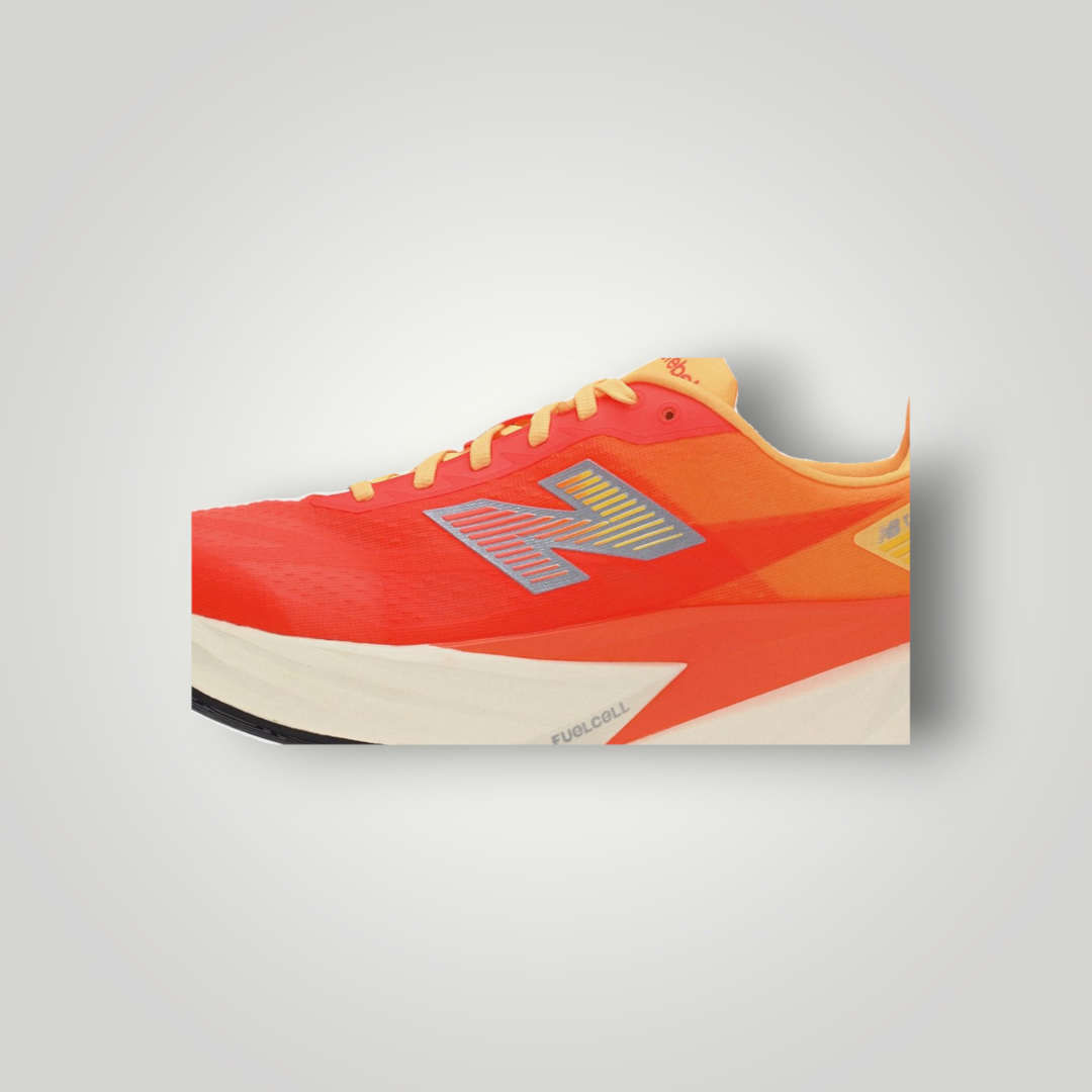 NDO Clothing New Balance FuelCell Rebel V5 Laufschuh in leuchtendem Tangerine Heat mit atmungsaktivem Mesh-Obermaterial