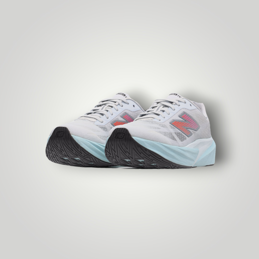 NDO Clothing New Balance FuelCell Rebel v5 Laufschuh in Weiß mit Mesh-Obermaterial und markanter Dämpfungssohle