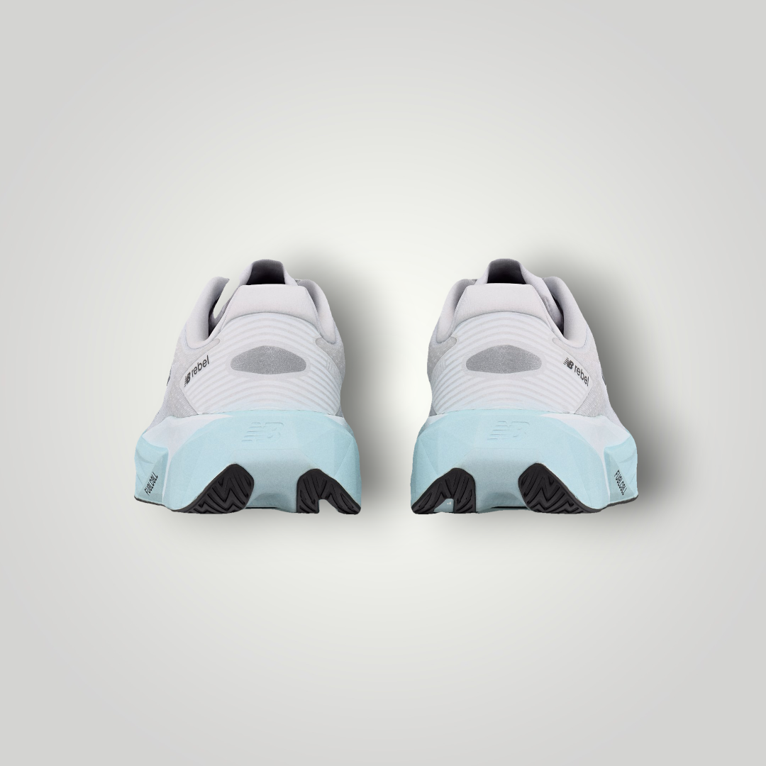 NDO Clothing New Balance FuelCell Rebel v5 Laufschuh in Weiß mit hellblauer Dämpfungssohle, Rückansicht