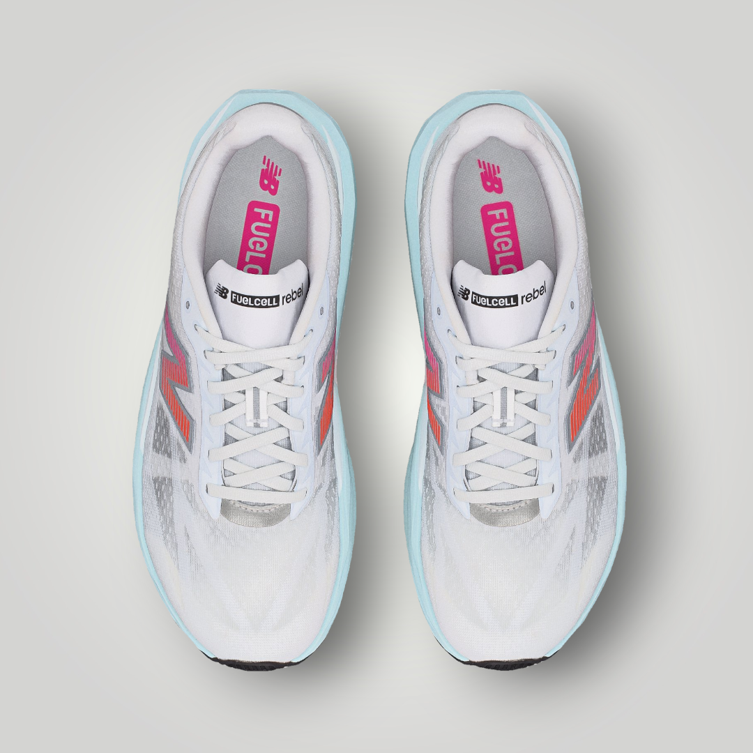NDO Clothing New Balance FuelCell Rebel v5 Laufschuh in Weiß mit Mesh-Obermaterial und Schnürung, Draufsicht