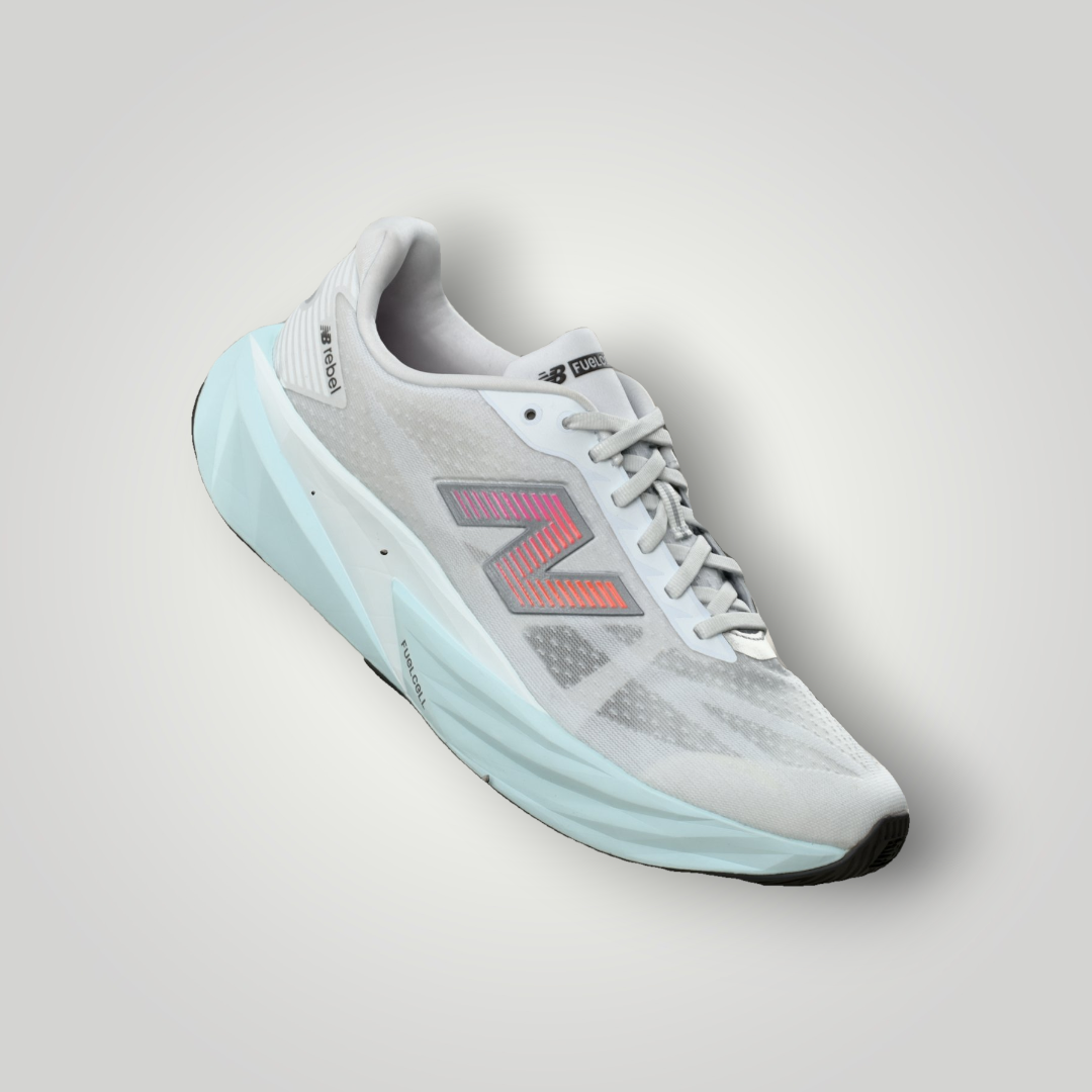 NDO Clothing New Balance FuelCell Rebel v5 Laufschuh in Weiß mit hellblauer Dämpfungssohle und Schnürung