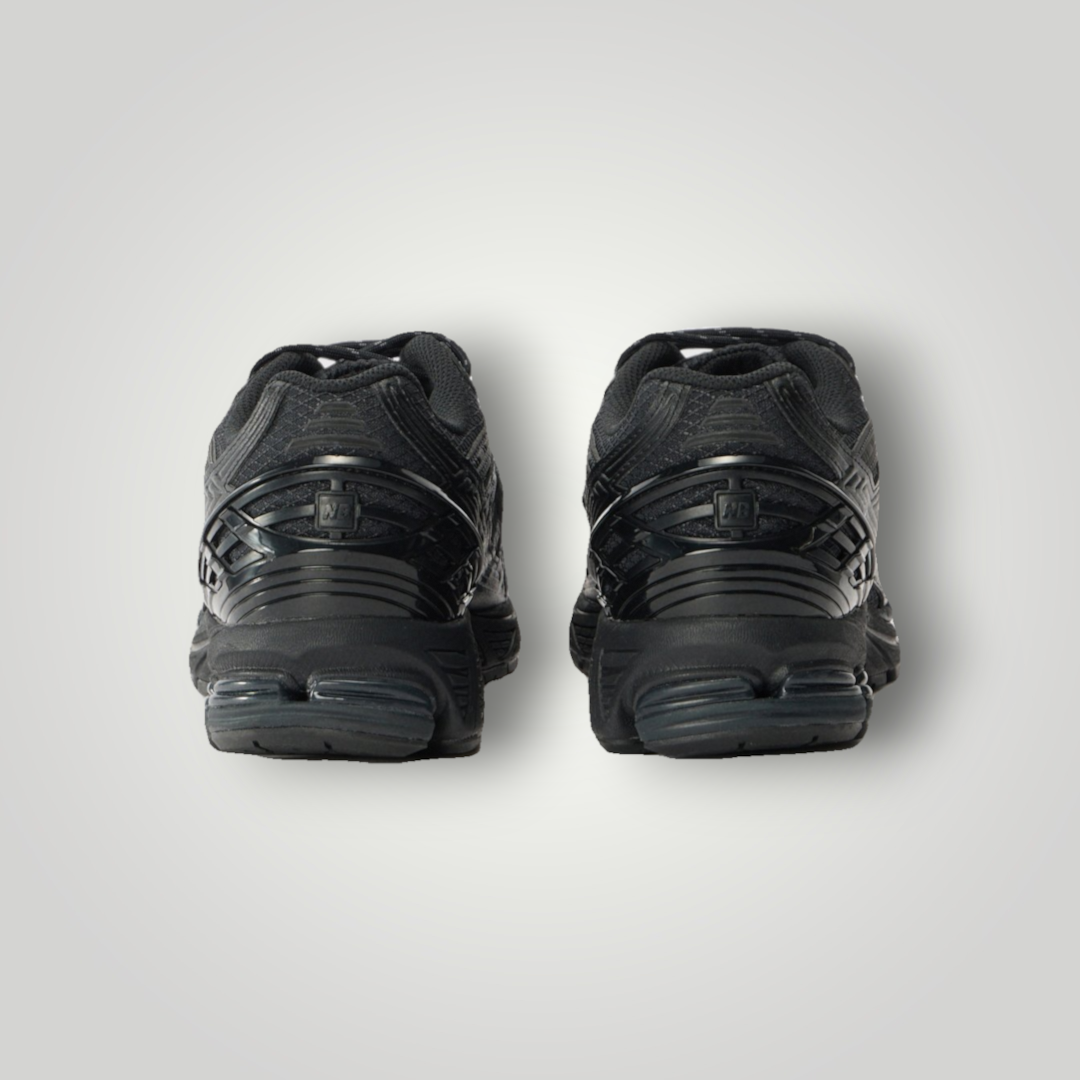 NDO Clothing New Balance M1906 Unisex-Sneaker in Schwarz, Rückansicht mit Mesh-Obermaterial und robuster Sohle.