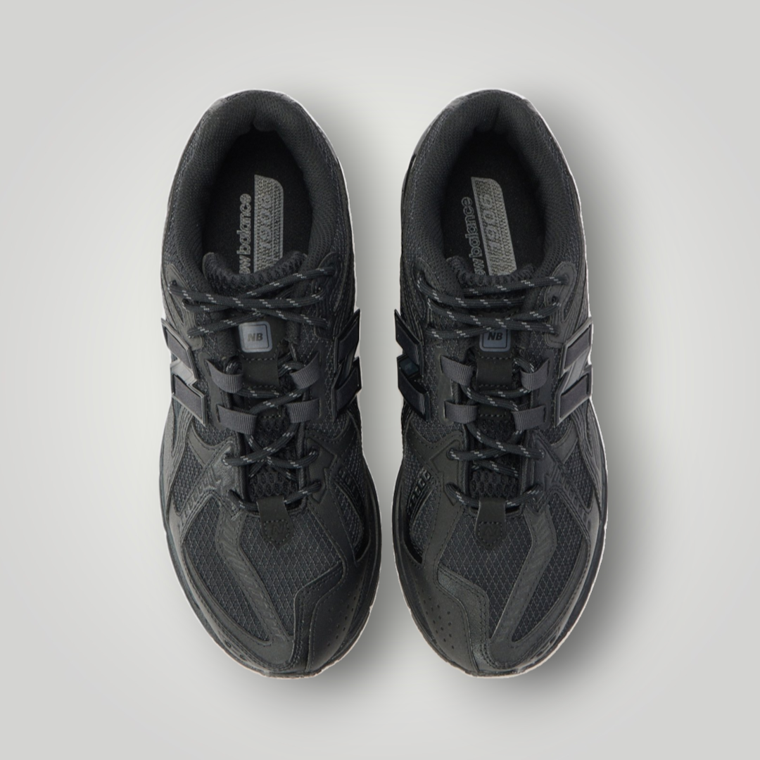 NDO Clothing New Balance M1906 Unisex Sneaker in Schwarz aus Mesh und Kunstleder mit Schnürung in der Draufsicht