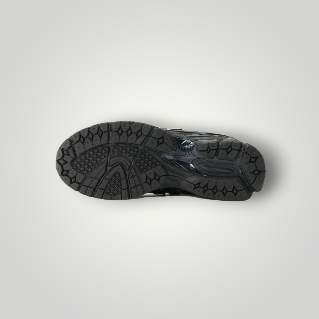 NDO Clothing New Balance M1906 Unisex Sneaker mit schwarzer, profilierter Gummilaufsohle für optimalen Halt