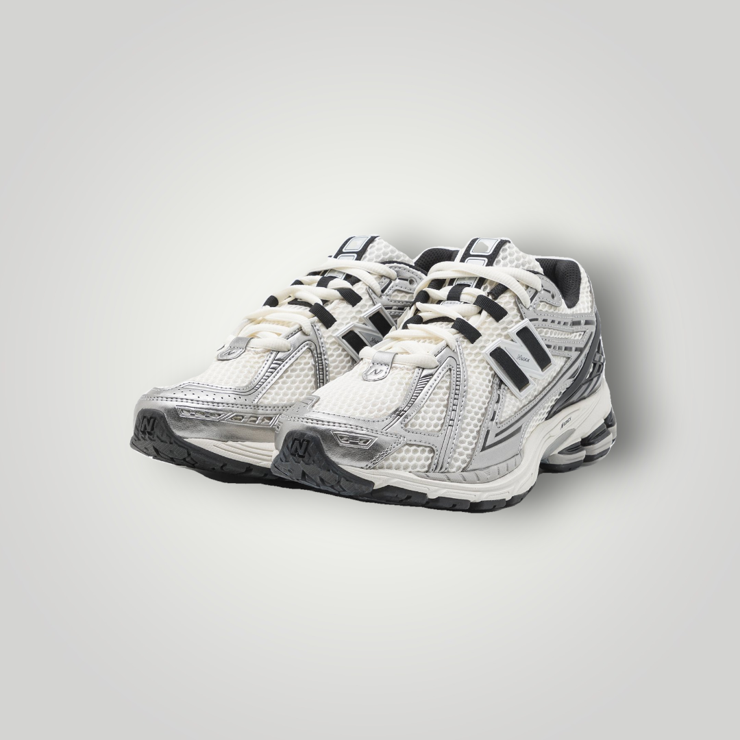 NDO Clothing New Balance M1906 Unisex-Sneaker in Grau mit Mesh-Obermaterial, Schnürung und profilierter Laufsohle.
