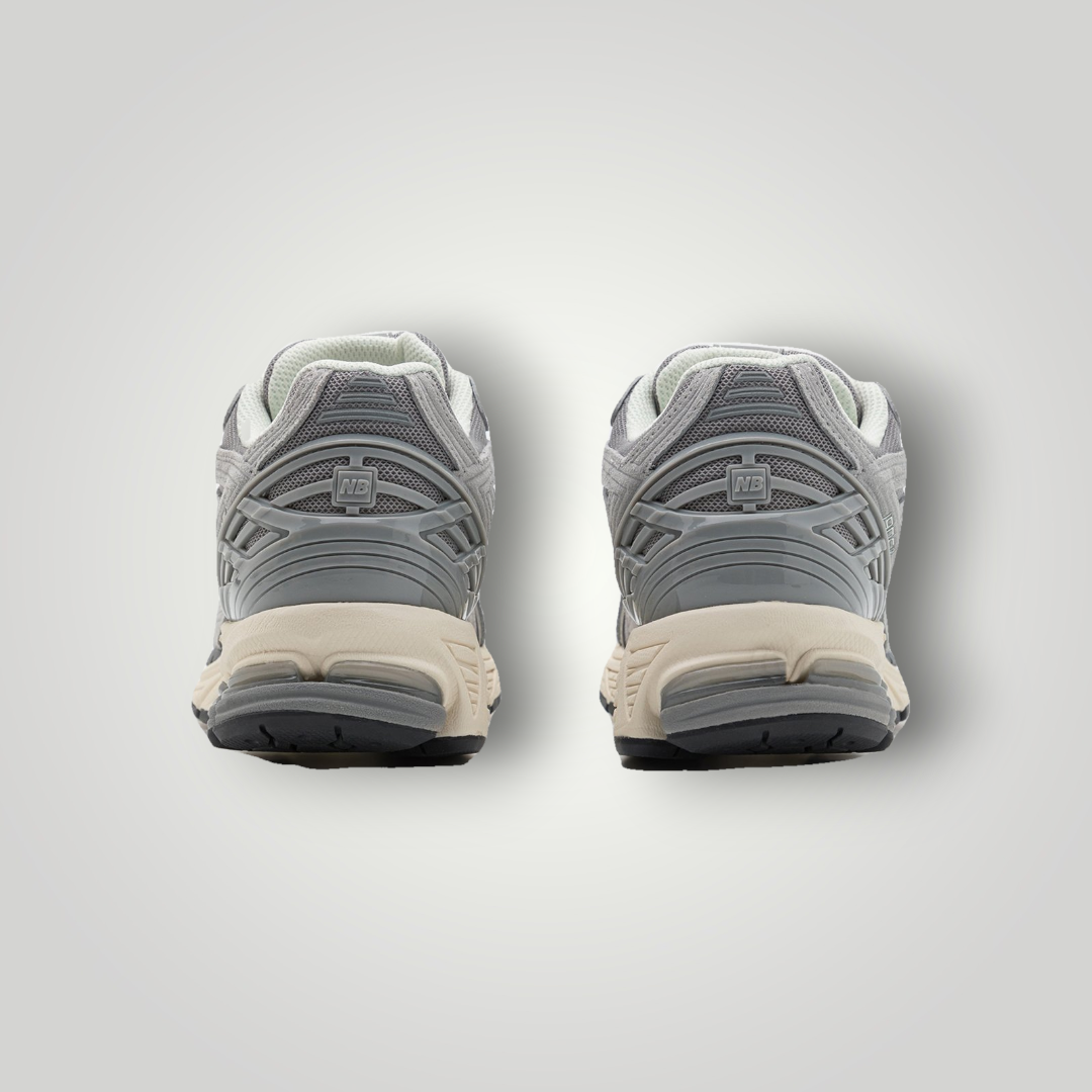 NDO Clothing New Balance M1906REJ Sneaker in Grau von hinten mit Mesh-Details und robuster Sohle
