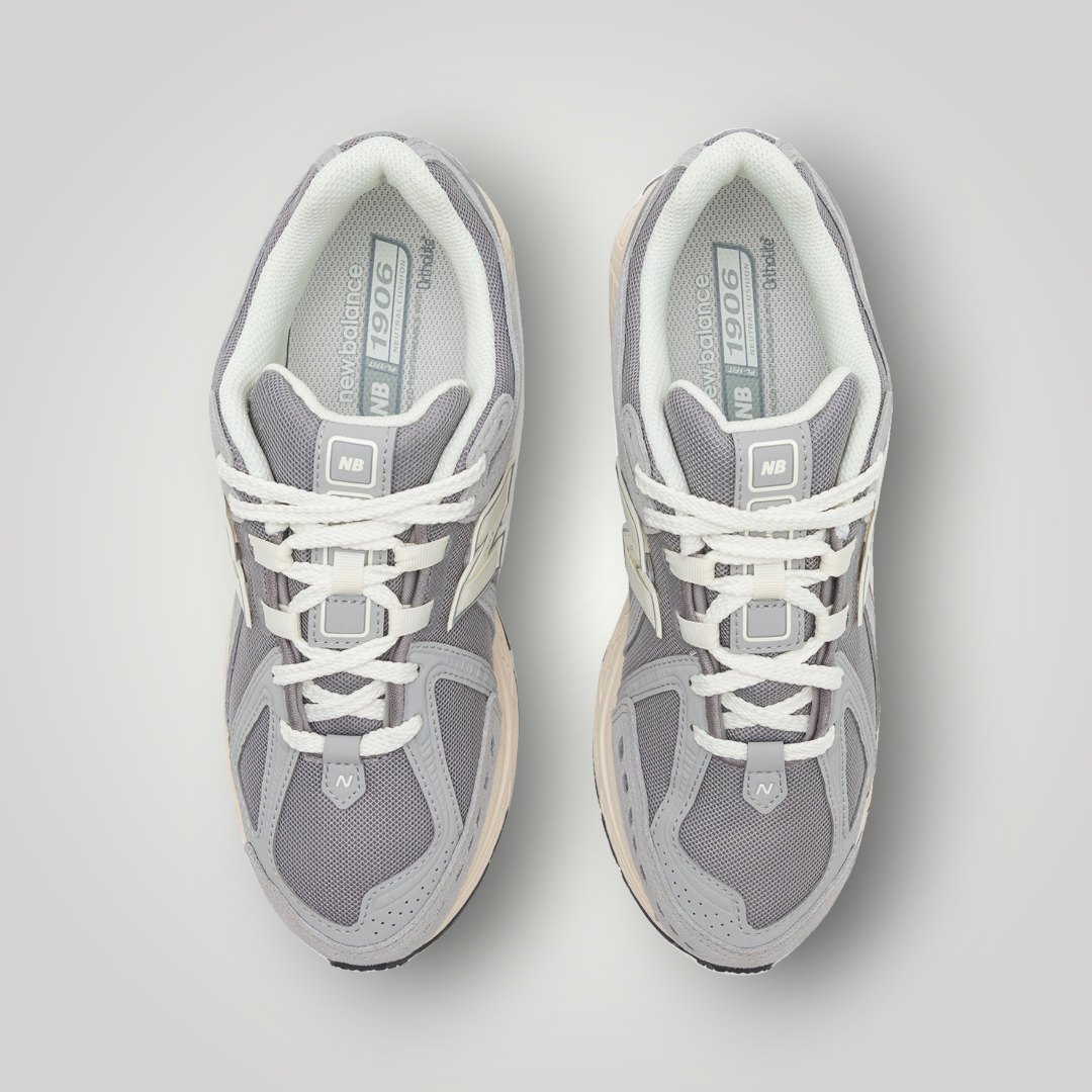 NDO Clothing New Balance M1906REJ Sneaker in Grau aus Mesh und Leder mit Schnürung in der Draufsicht