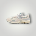 NDO Clothing New Balance M2002 Sneaker in Beige und Grau aus Leder und Mesh mit N-ergy Sohle in Seitenansicht