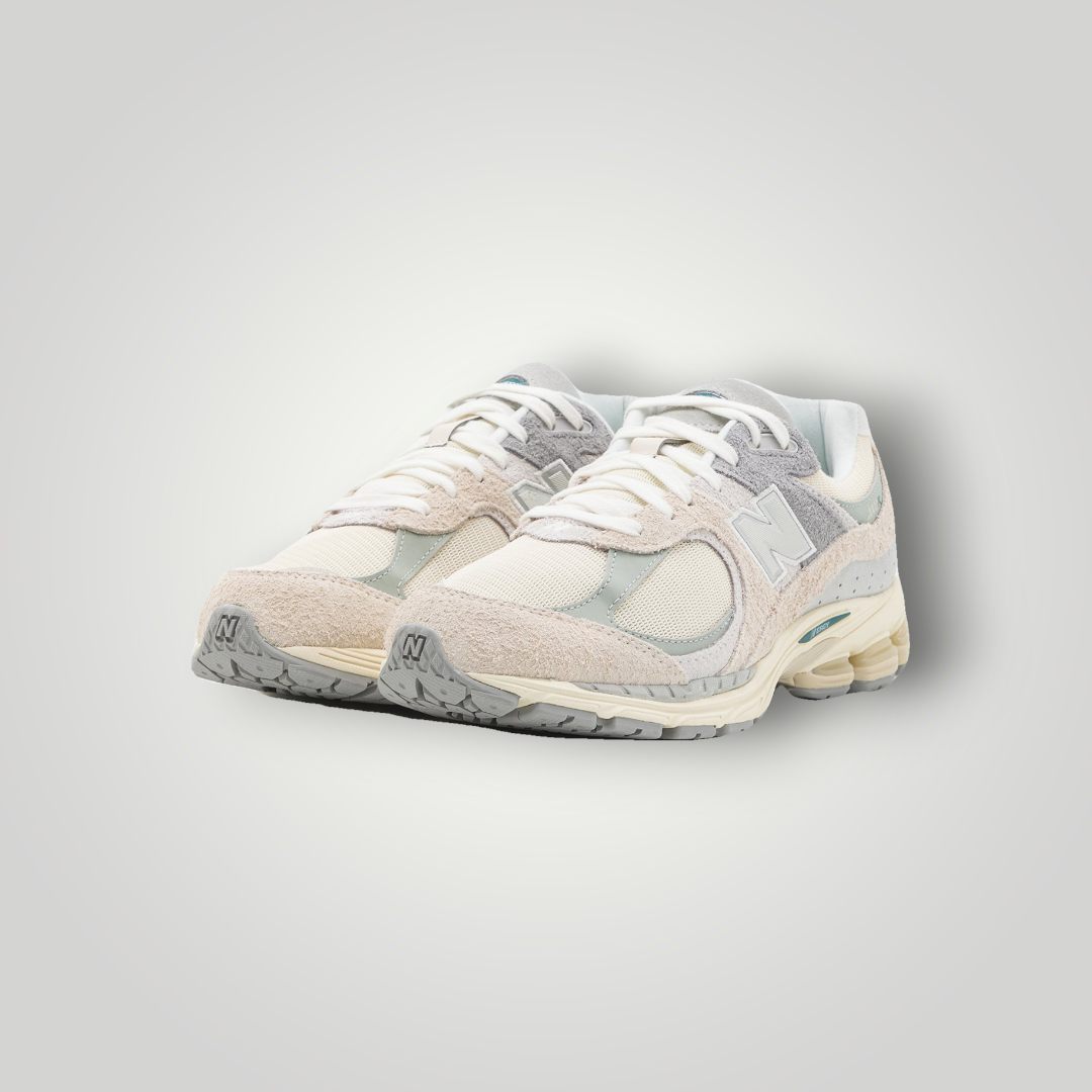 NDO Clothing New Balance M2002 Unisex Sneaker in Beige und Grau aus Leder und Mesh mit Schnürung