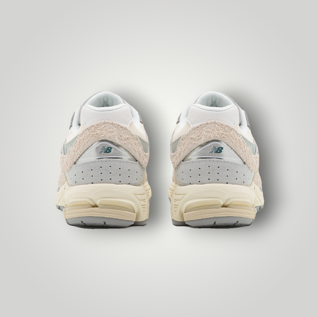 NDO Clothing New Balance M2002 Sneaker in Beige und Grau, Rückansicht mit perforiertem Leder und verstärkter Ferse
