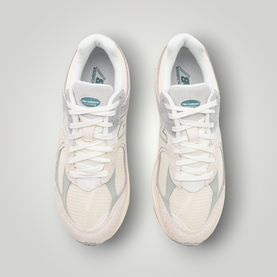 NDO Clothing New Balance M2002 Unisex Sneaker in Beige und Grau aus Leder und Mesh in der Draufsicht