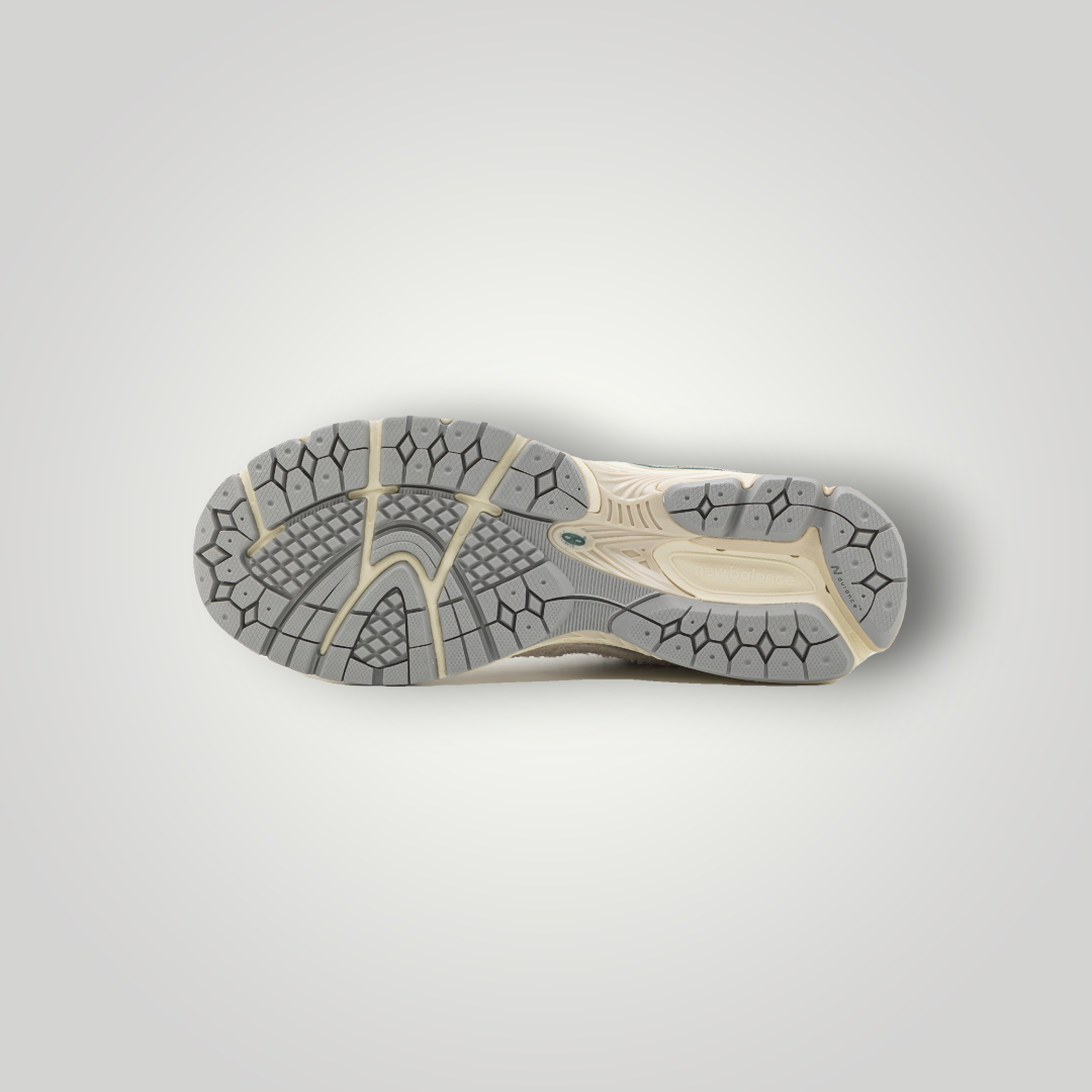 NDO Clothing New Balance M2002 Sneaker mit grauer, profilierter Gummisohle und N-ergy Dämpfungstechnologie