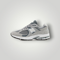 NDO Clothing New Balance M2002 Unisex Sneaker in Dunkelgrau aus Leder und Mesh mit Schnürung und Profilsohle