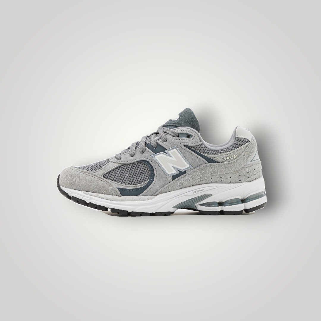 NDO Clothing New Balance M2002 Unisex Sneaker in Dunkelgrau aus Leder und Mesh mit Schnürung und Profilsohle