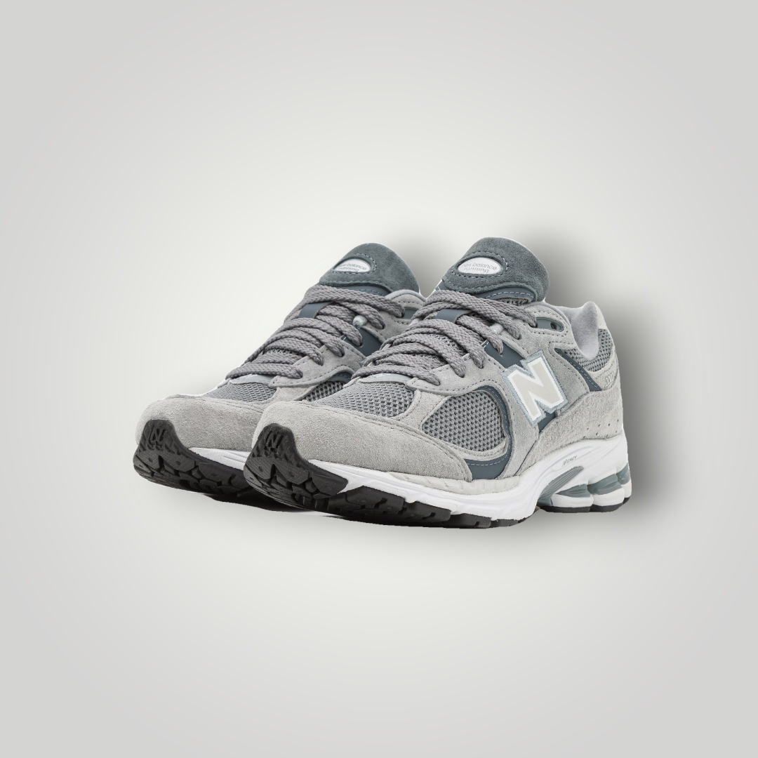 NDO Clothing New Balance M2002 Sneaker in Dunkelgrau aus Leder und Mesh mit Schnürung und profilierter Sohle