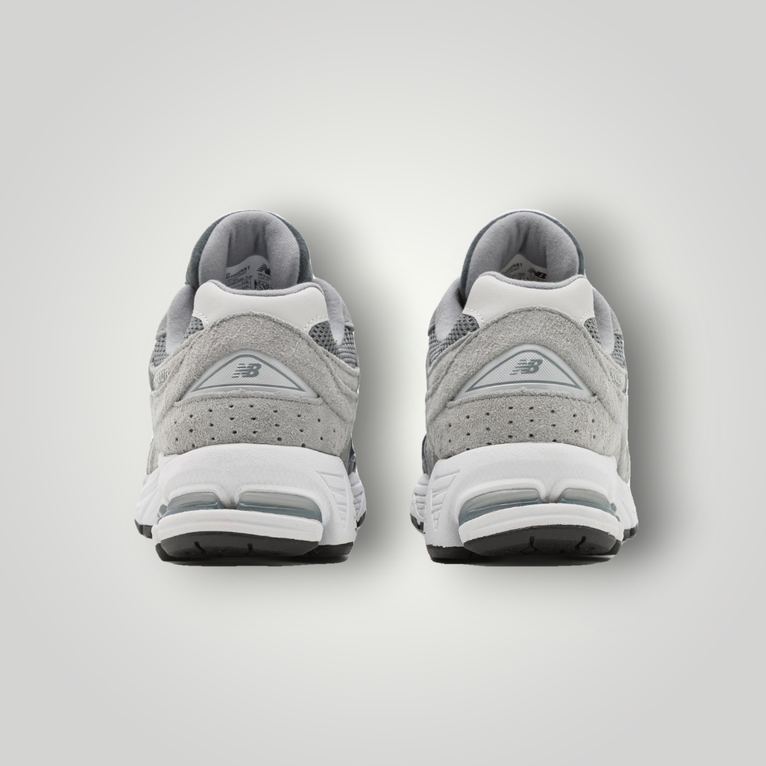 NDO Clothing New Balance M2002 Unisex Sneaker in Dunkelgrau aus Leder und Mesh, Rückansicht mit Profilsohle