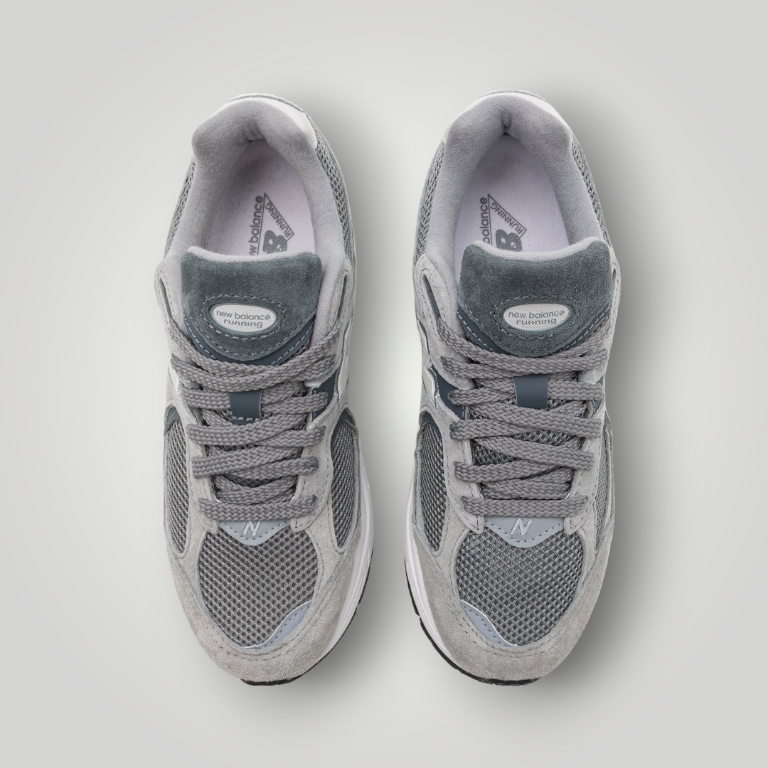 NDO Clothing New Balance M2002 Unisex Sneaker in Dunkelgrau aus Leder und Mesh mit Schnürung in der Draufsicht