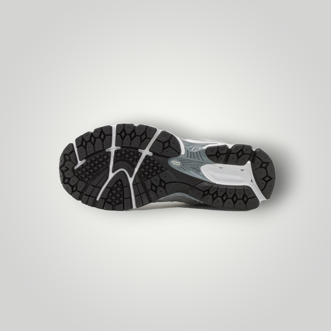 NDO Clothing New Balance M2002 Sneaker in Dunkelgrau, Ansicht der profilierten Gummilaufsohle von unten.