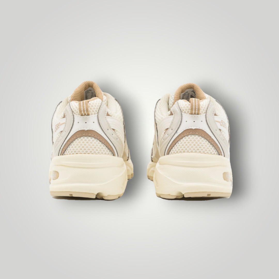 NDO Clothing New Balance MR530 Sneaker in Bone mit Mesh-Obermaterial und Zuglasche an der Ferse, Rückansicht.