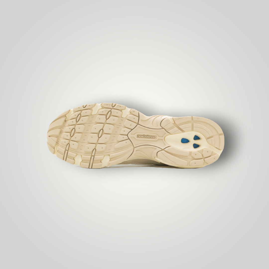 NDO Clothing New Balance MR530 Sneaker in Bone mit abriebfester, strukturierter Laufsohle in Ansicht von unten