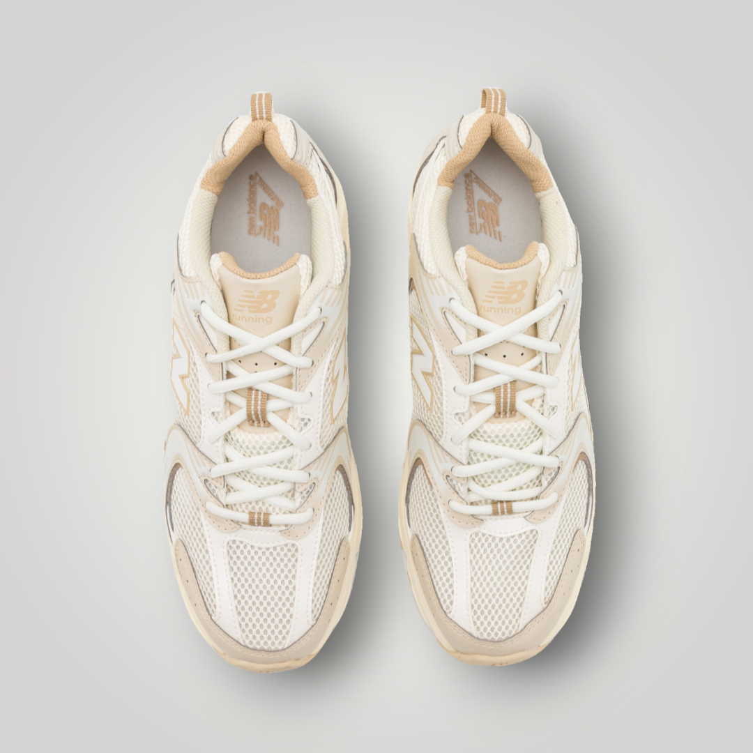NDO Clothing New Balance MR530 Sneaker in Bone mit Mesh-Einsätzen und Schnürung in der Draufsicht