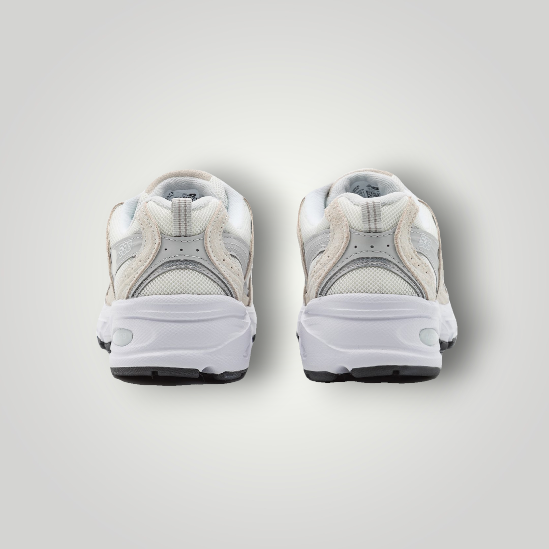 NDO Clothing New Balance MR530 Sneaker in Sea Salt von hinten mit Mesh-Details und Zuglasche an der Ferse