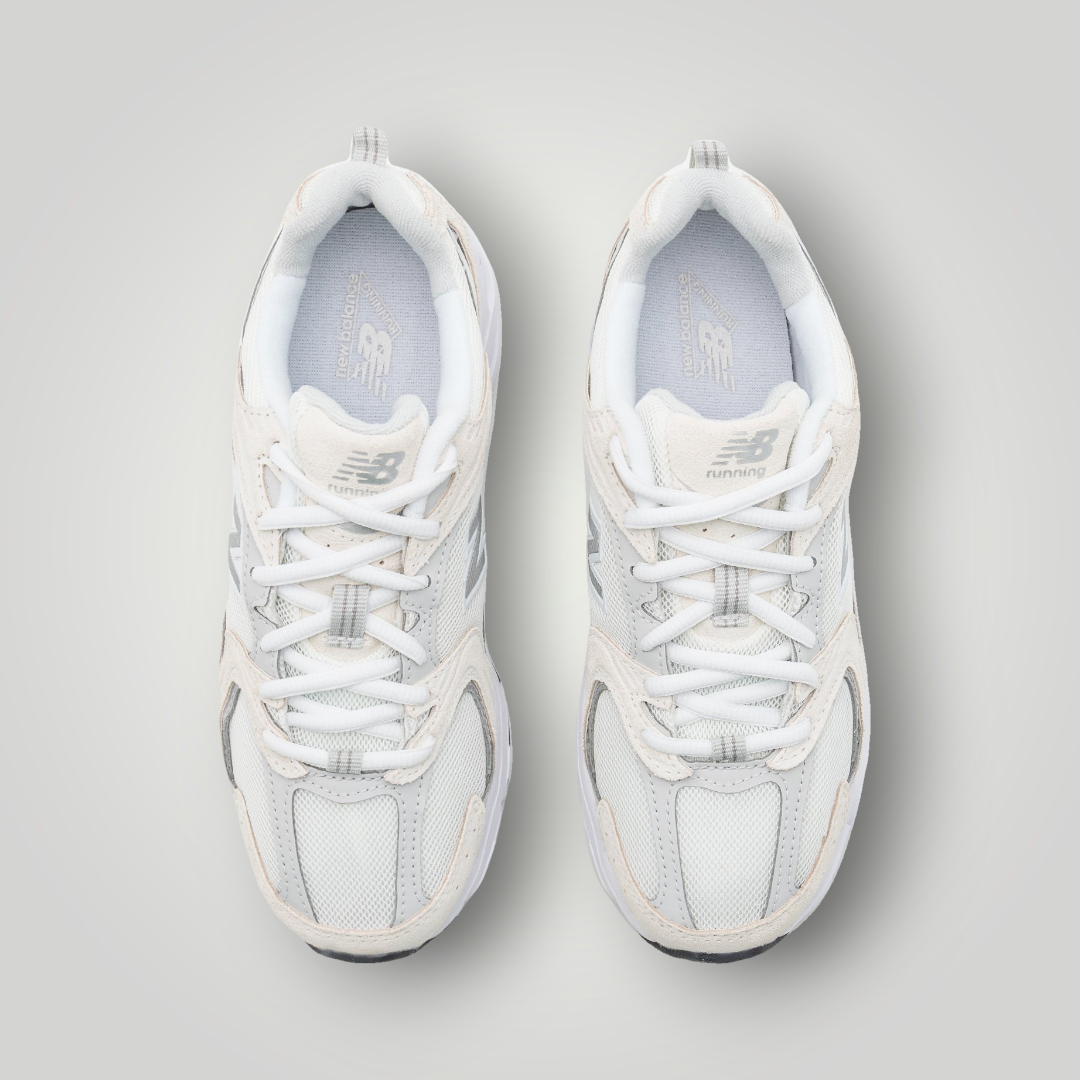 NDO Clothing New Balance MR530 Sneaker in Sea Salt mit Mesh-Obermaterial und Schnürung in der Draufsicht