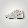 NDO Clothing New Balance Sneaker in Silber-Metallic und Zimt mit Mesh-Obermaterial und flacher Sohle