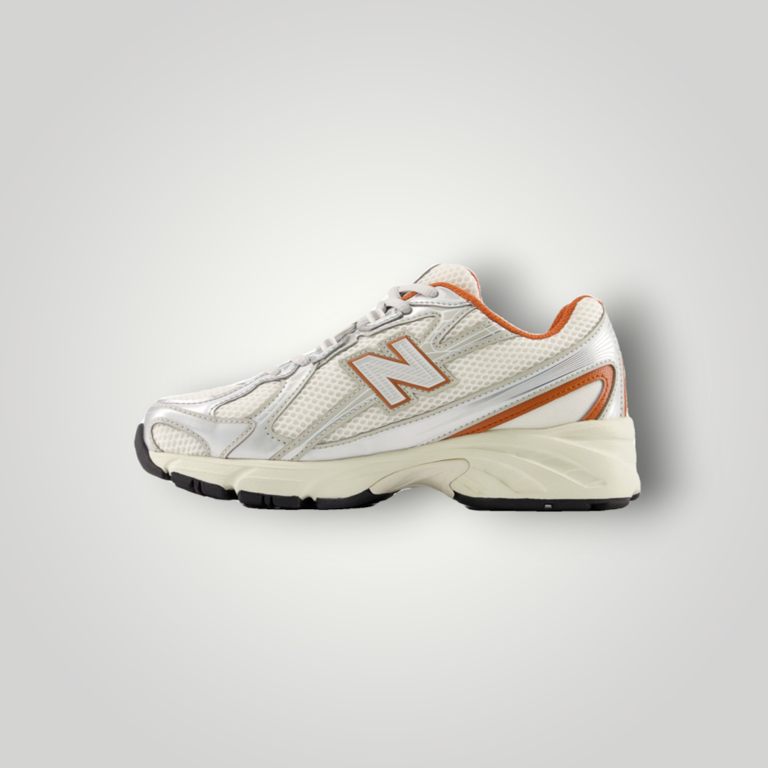 NDO Clothing New Balance Sneaker in Silber-Metallic und Zimt mit Mesh-Obermaterial und flacher Sohle