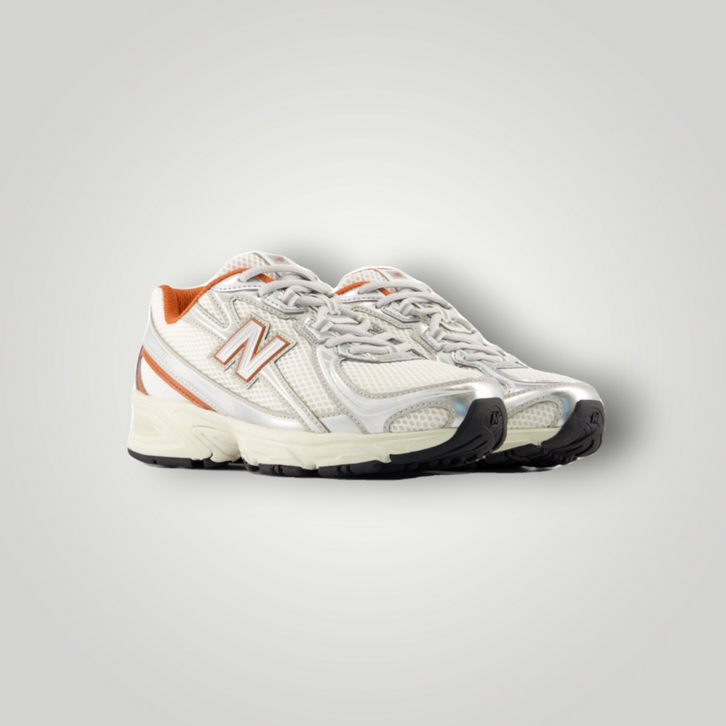 NDO Clothing New Balance Sneaker in Silber-Metallic und Zimt mit Mesh-Obermaterial und Schnürung