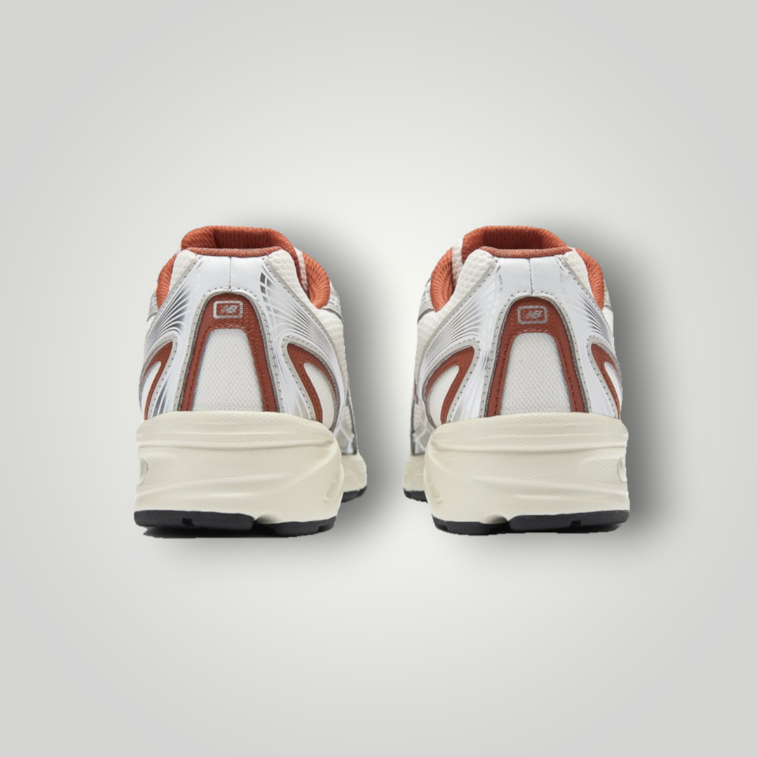 NDO Clothing New Balance U740 Sneaker in Angora und Zimt mit Mesh-Details, Rückansicht der flachen Sportschuhe