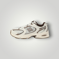 NDO Clothing New Balance 530 Sneaker in Beige mit Mesh-Obermaterial und Schnürung in Seitenansicht