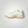 NDO Clothing New Balance Sneaker in Beige aus Mesh und Textil mit flacher Gummisohle und Schnürung in Seitenansicht