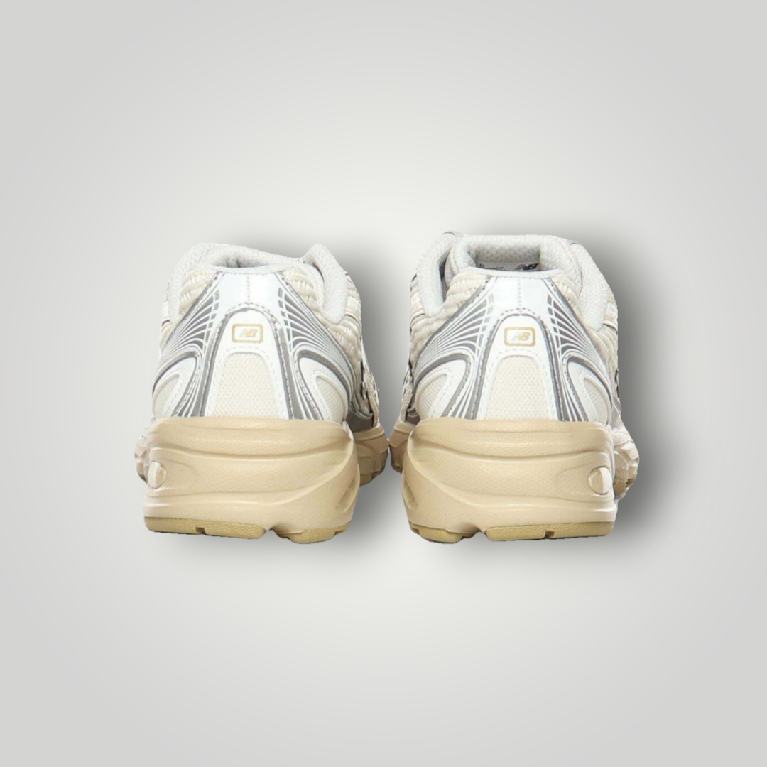 NDO Clothing New Balance Sneaker in Beige aus Mesh und Textil, Rückansicht mit flacher Gummisohle