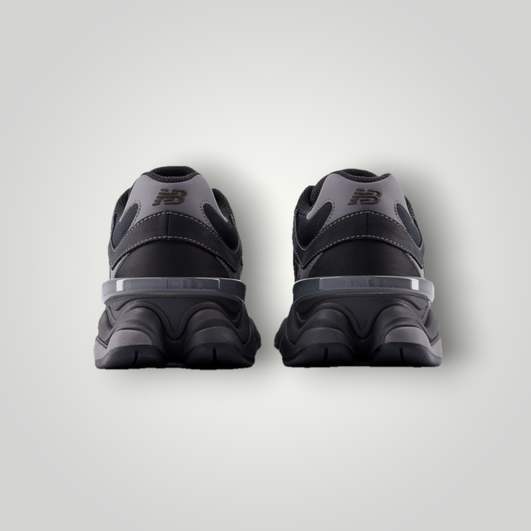NDO Clothing New Balance Sneaker in Schwarz und Castlerock, Rückansicht der flachen Sportschuhe aus Leder und Textil